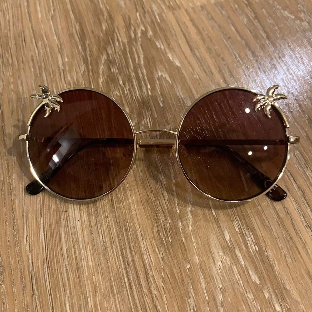 Round sunglasses with palm trees